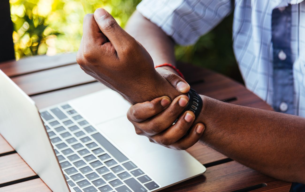 Carpal Tunnel Yoga: 7 Strengthening, Stretching & Restorative Poses For Carpel Tunnel Syndrome