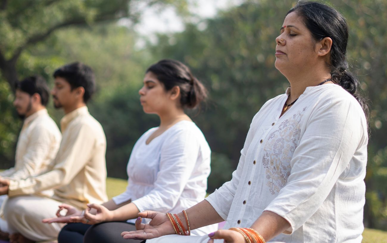 Kumbakha Pranayama: All About Breath Retention, Its Benefits & 5 Variations