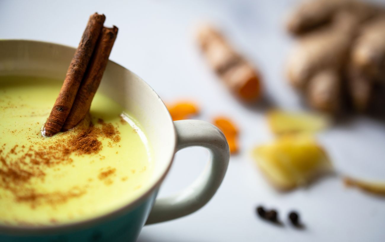 Delicious Ayurveda Golden Milk Recipe & 5 Benefits Explained