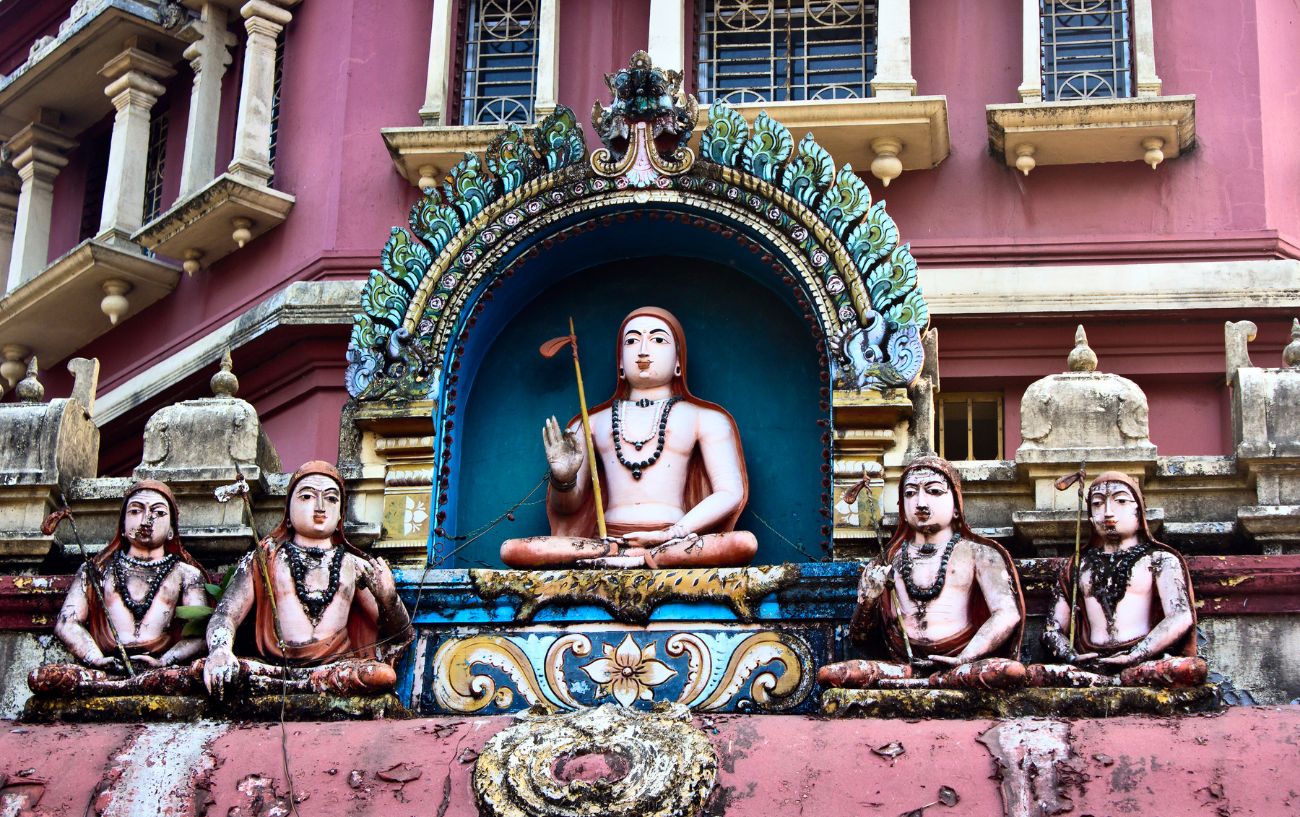 A statue of a guru and his disciples