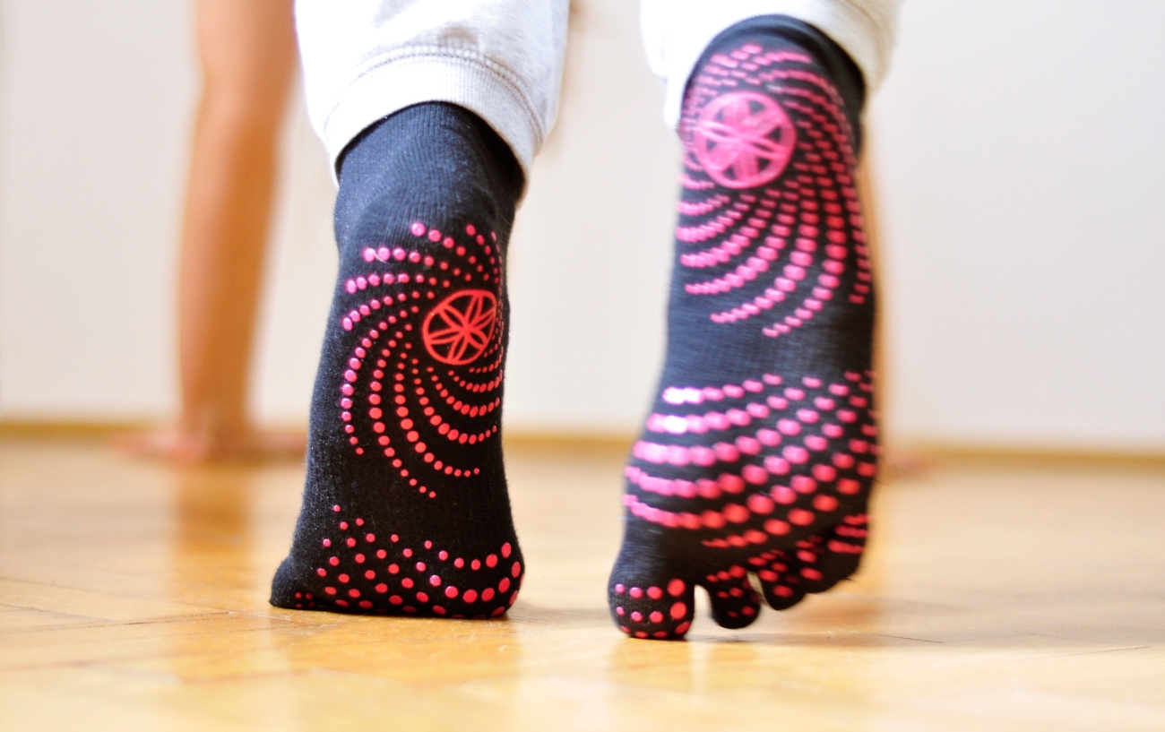 The 5 Best Yoga Socks For Men 2023